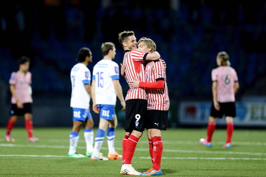 Malmös Markus Rosenberg och Malmös Emil Forsberg kramar