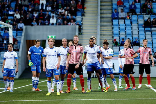 Malmös Pontus Jansson ser glad ut i väntan på hörna