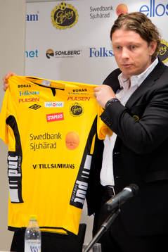 Elfsborgs klubbchef Stefan Andreasson visar upp