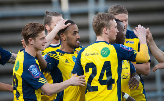 Ängelholms Junes Barny har gjort 1-0 och grattas i matchen