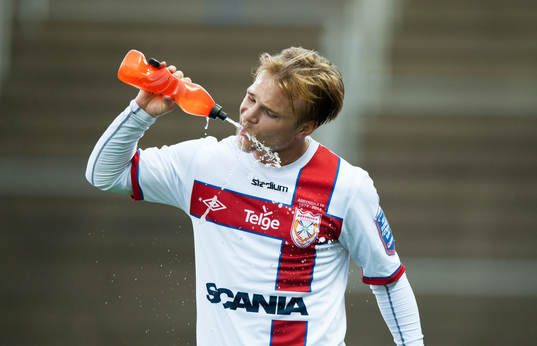 Assyriskas Christopher Brandeborb svalkar sig i matchen i