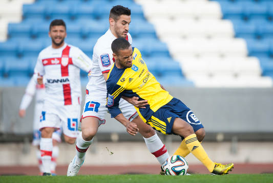 Ängelholms Junes Barny tas hårt i matchen i Superettan i