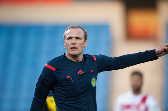 Domaren Patrik Eriksson i matchen i Superettan i fotboll