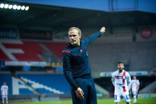 Domaren Patrik Eriksson i matchen i Superettan i fotboll