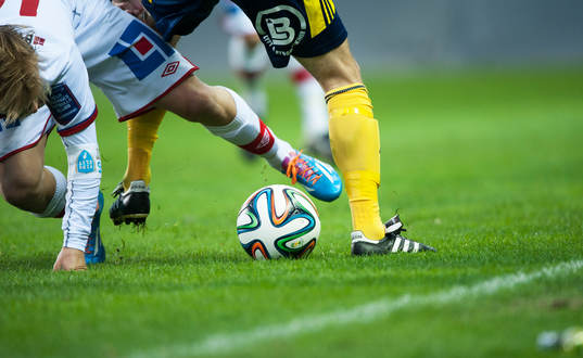Kamp om bollen i matchen i Superettan i fotboll mellan