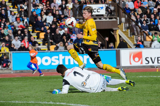 Elfsborgs Simon Hedlund och Sirius målvakt Jonas Bylund