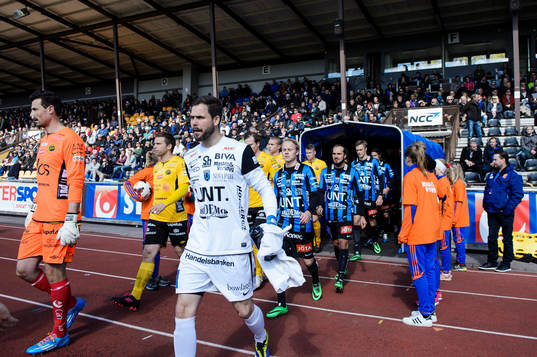 Spelarna går in på Studenternas IP