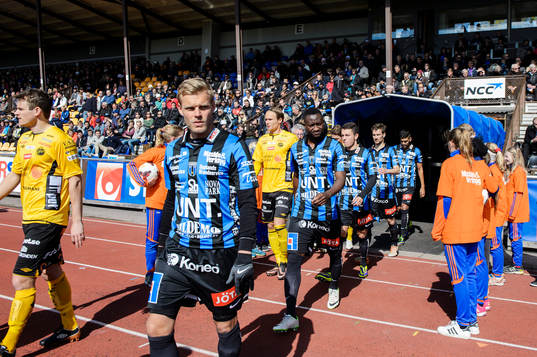 Spelarna går in på Studenternas IP