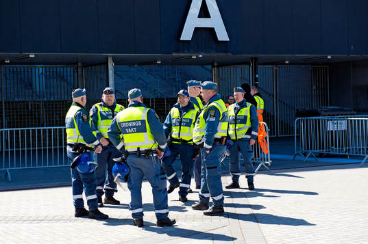 En grupp ordningsvakter stationerade utanför Swedbank