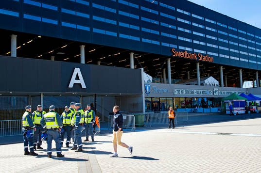 En grupp ordningsvakter stationerade utanför Swedbank