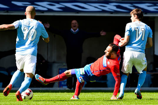 Malmö FFs Simon Thern drar omkull Helsingborgs  Abdul