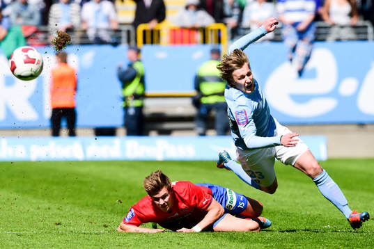Helsingborgs Emil Krafth fäller Malmö FFs Emil Forsberg