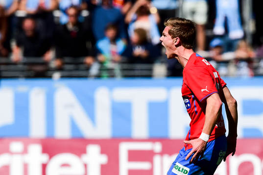 Helsingborgs Emil Krafth reagerar mot en varning av domaren