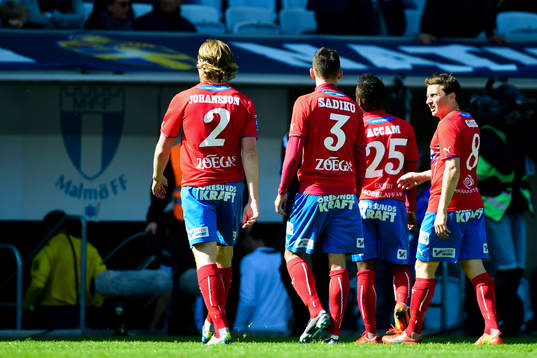 Helsingborgs Ardian Gashi tittar argt mot publiken som gör