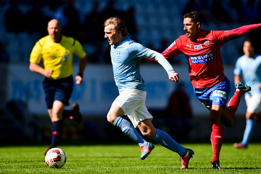 Malmö FFs Emil Forsberg jagas av Helsingborgs Loret Sadiku