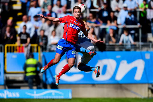 Helsingborgs Arnór Smárason i nickduell med Malmö FFs