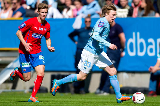 Malmö FFs Emil Forsberg jagas av Helsingborgs Emil Krafth