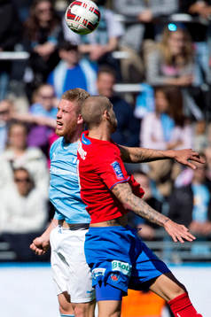Malmö FFs Pontus Jansson i nickduell med Robin Simovic