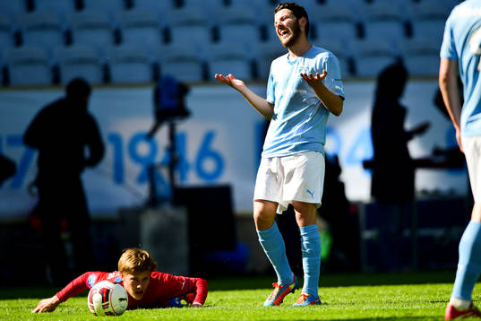 Malmö FFs Erdal Rakip skrattar åt ett domslut