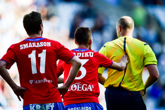 Helsingborgs Arnór Smárason tittar på när Loret Sadiku