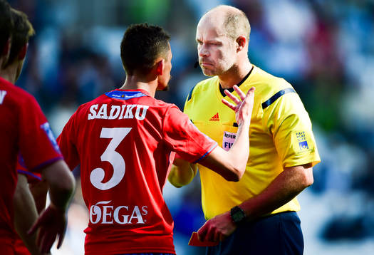 Helsingborgs Loret Sadiku puttar till domare Martin Hansson