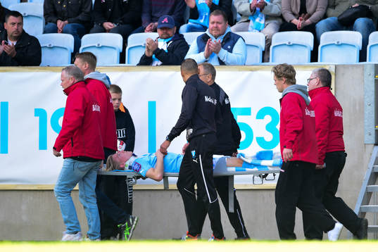 Malmö FFs Simon Kroon bärs ut på bår