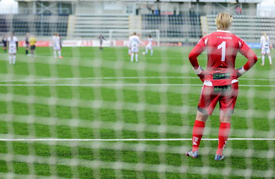 Rosengårds målvakt Thora Helgadottir deppar