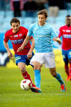 Malmö FFs Simon Thern jagas av Helsingborgs Ardian Gashi