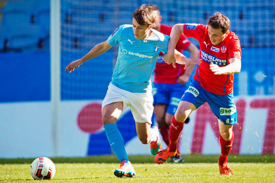 Malmö FFs Simon Thern jagas av Helsingborgs Ardian Gashi