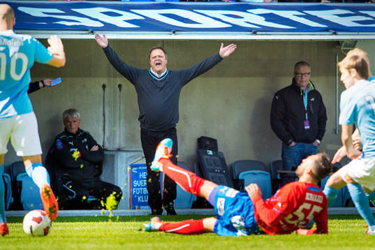 Helsingborgs tränare Roar Hansen slår ut med armarna när