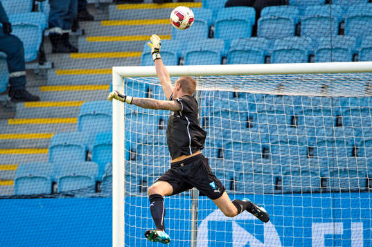 Malmö FFs målvakt Robin Olsen räddar precis ett skott