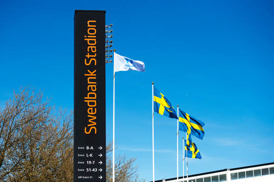 Svenska flaggor vajar utanför Swedbank stadion