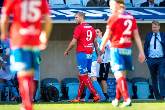 Helsingborgs Robin Simovic lämnar planen och tittar bort