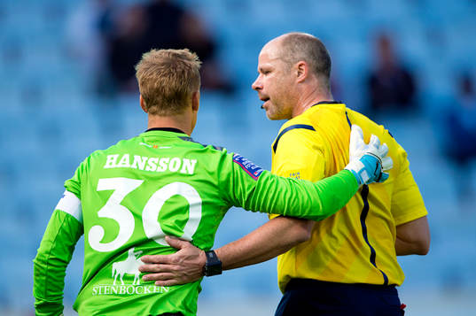 Domare Martin Hansson talar med Helsingborgs målvatk Pär