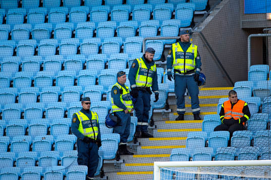 Ordningsvakter bevakar Helsingborgs supportrar