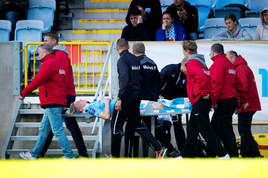 Malmö FFs Simon Kroon bärs ut på bår
