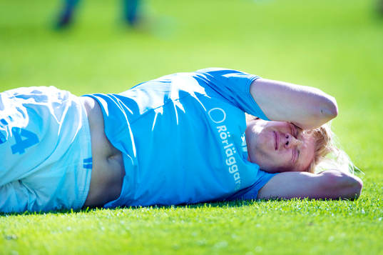 Malmö FFs Simon Kroon tar sig för huvudet och gestikulerar