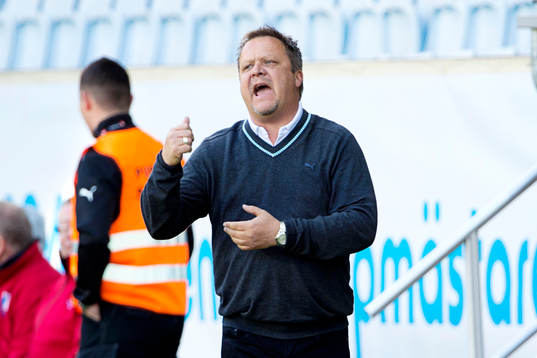 Helsingborgs tränare Roar Hansen skriker instruktioner