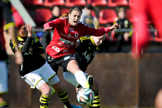 AIKs Elin Bragnum (tv) och Sara Storck (th) i kollision med