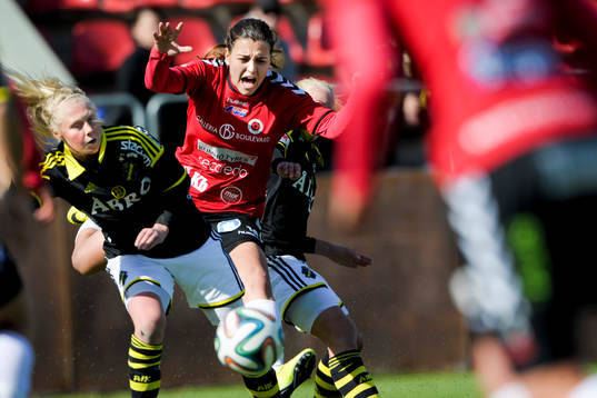AIKs Elin Bragnum (tv) och Sara Storck (th) i kollision med