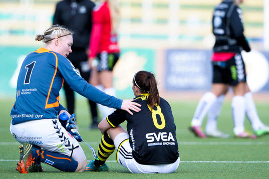 Kristianstads målvakt Hedvig Lindahl tröstar AIKs Julia