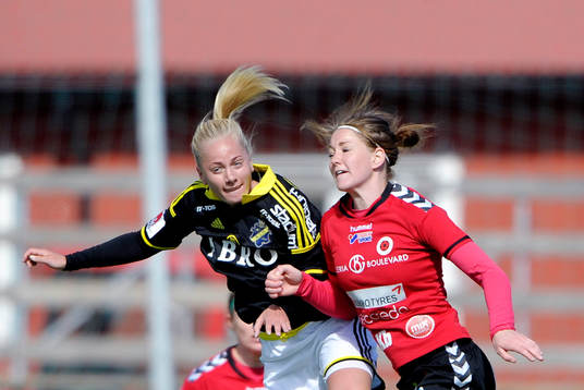 AIKs Christina Mårtensson i luftduell mot Kristianstads