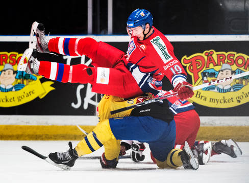 Sveriges Niklas Olausson tacklar Tjeckiens Tomas Nosek