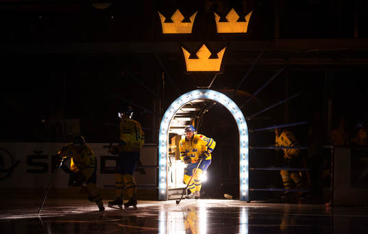 Sveriges Andreas Thuresson gör entré till ishockeymatchen