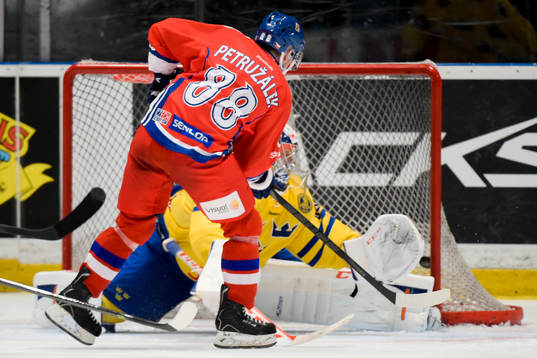 Tjeckiens Jakub Petruzalek skjuter in 2-3 bakom Sveriges