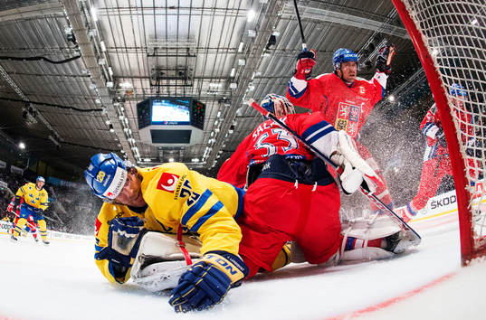 Sveriges Joel Lundqvist ligger utanför mål