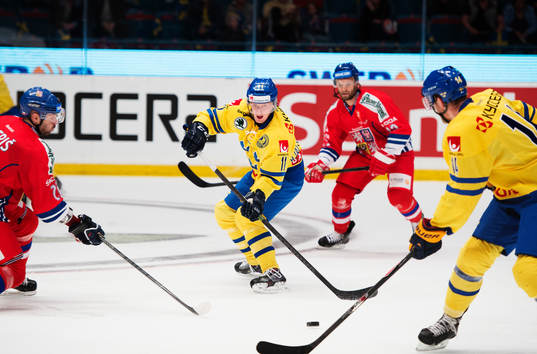 Sveriges Simon Hjalmarsson passar pucken