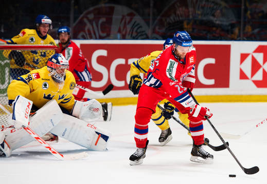 Tjeckiens Martin Ruzicka kontrollerar pucken