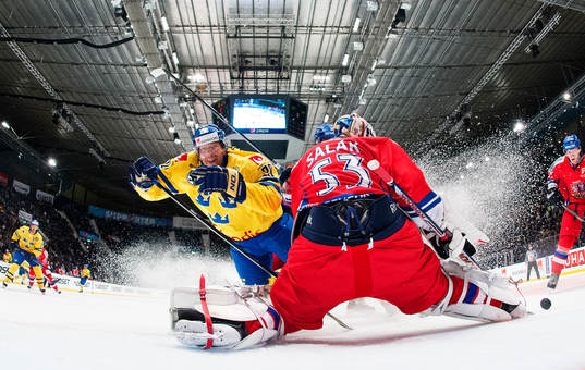 Sveriges Joel Lundqvist kolliderar med Tjeckiens målvakt