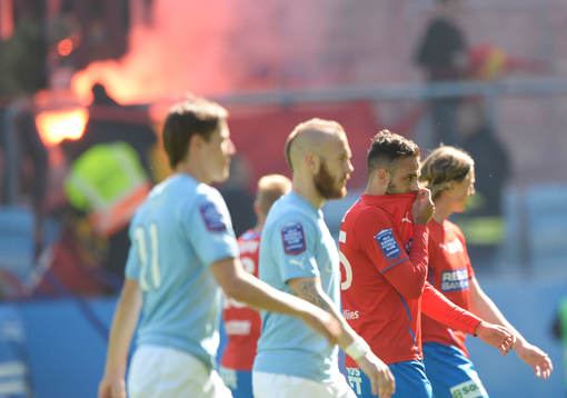 Helsingborgs supporters tänder bengaler och spelarna